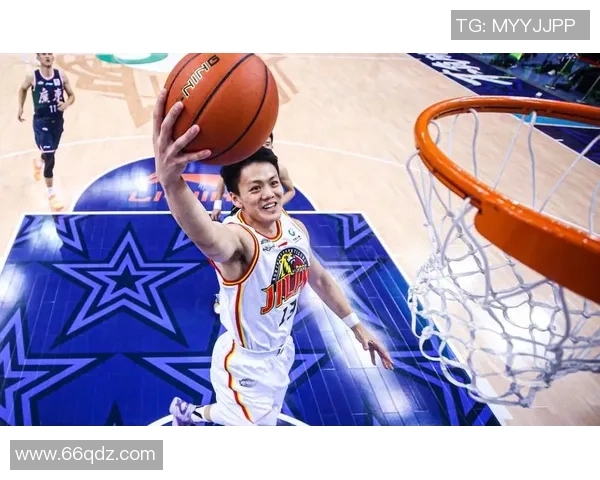 主力前锋热身意外受伤首发阵容临时调整引发关注